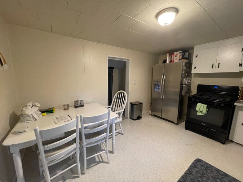 Building Photo - 421 Dodge St