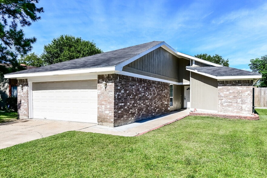 Primary Photo - 17422 Lobo Trail