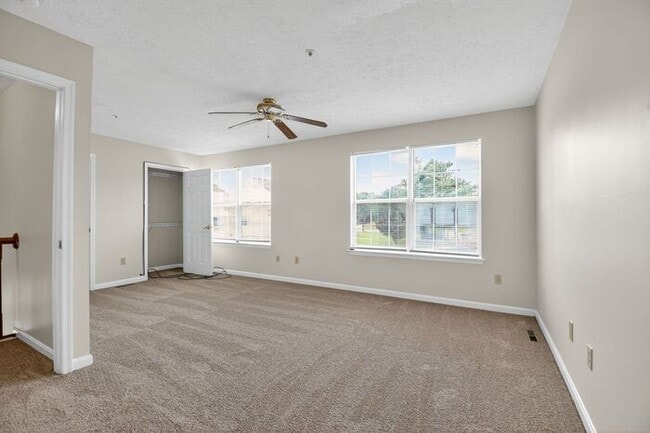 Building Photo - Pet Friendly End Unit Townhouse with Fence...