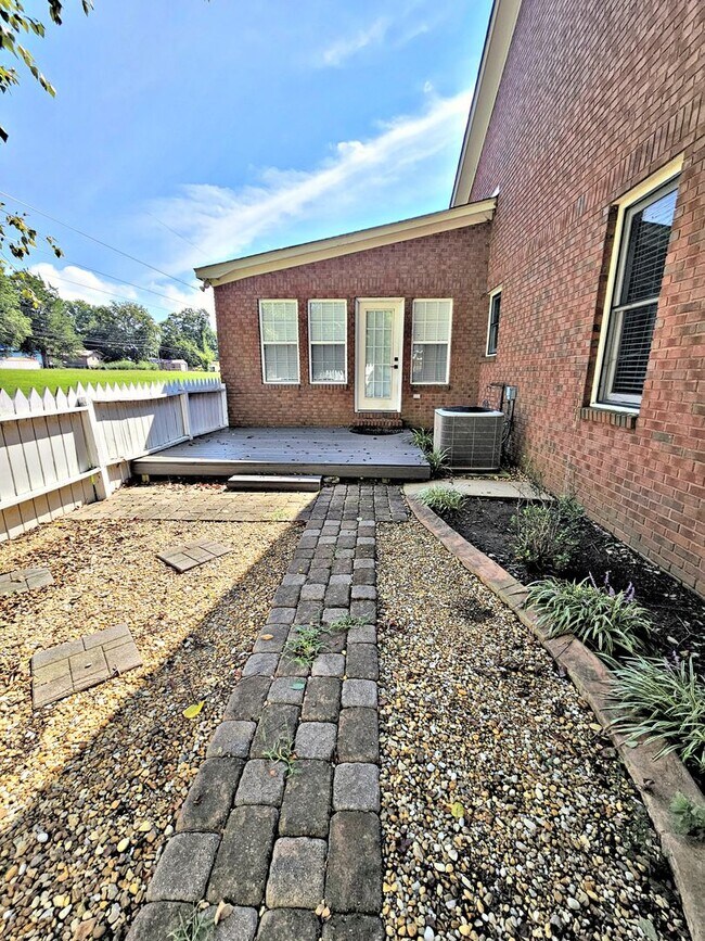 Building Photo - 2402 Harpeth Pl SW