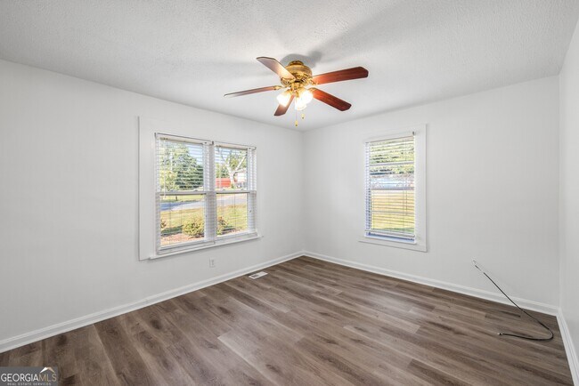 Building Photo - 1801 Crestridge Dr SE