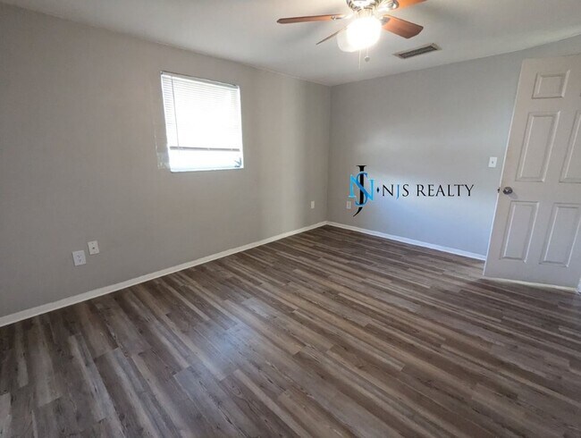Building Photo - 2/2/1 with  RENOVATED baths & kitchen, fenced yard, NEW lvp flooring and a OVERSIZED lanai!
