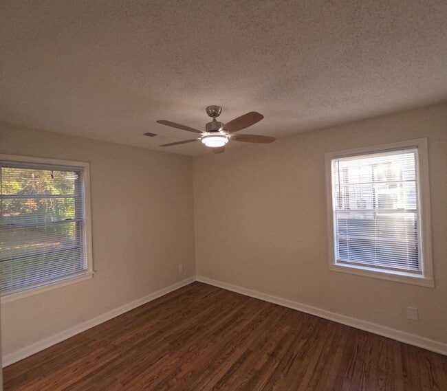 Building Photo - Cozy 2bed 1 bath