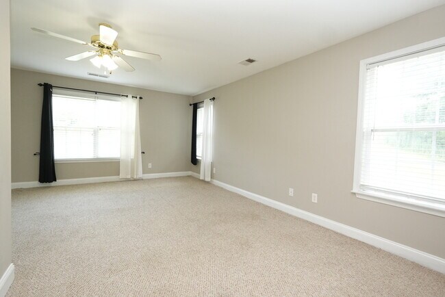 Building Photo - Spacious 4-bedroom, 2.5-bath home with a p...