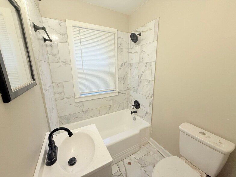 Building Photo - This beautifully updated 3-bedroom, 1-bath single-family home is ready for move-in!