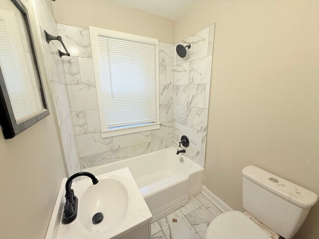 Building Photo - This beautifully updated 3-bedroom, 1-bath...