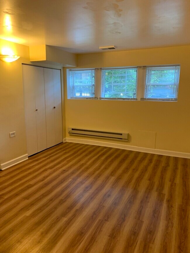 Building Photo - 3222 W Warner Ave