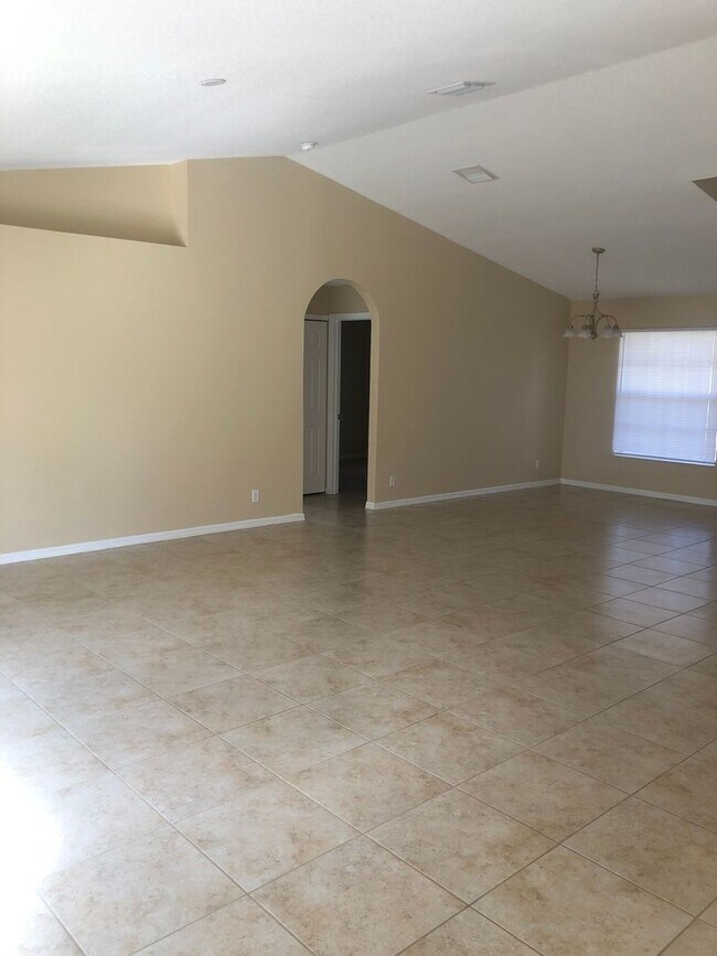 Building Photo - LARGE 3 BDRM 2 BATH HOME AVAILBLE NOW.  AS...
