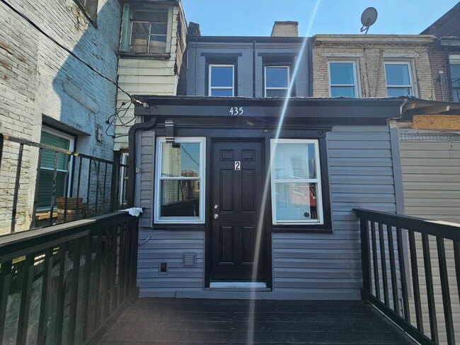 Building Photo - Newly updated 2 bedroom 1 bath apartment f...