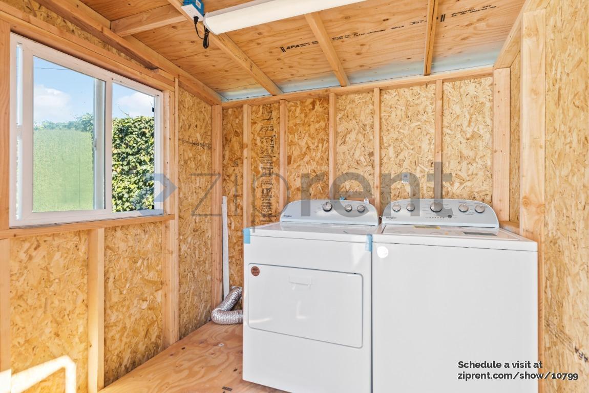 Building Photo - 1729 Laine Ave