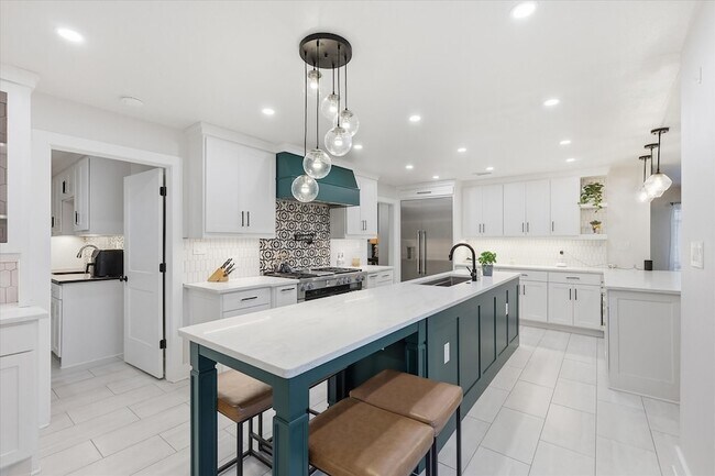 Building Photo - 14840 Knollview Dr