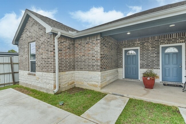 Building Photo - 7524 E Maxroy St
