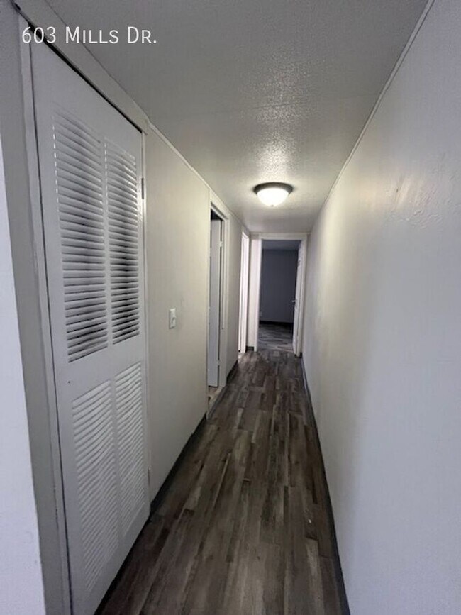 Building Photo - 603 N Mills Dr