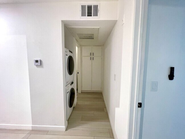 Building Photo - Modern 1-Bedroom Apartment in Gated Van Nuys Community – Fully Remodeled!