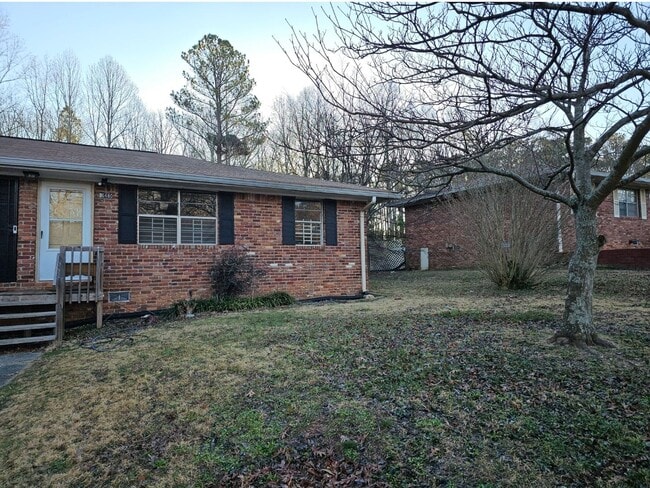 Building Photo - Newly renovated 2 bedroom, 1 bath duplex i...