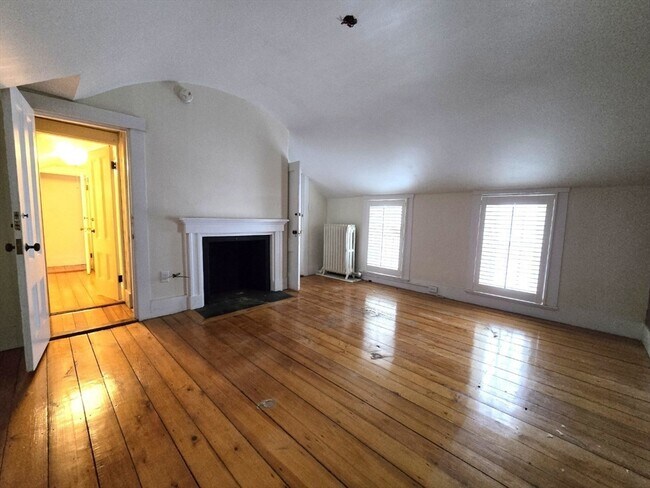 Building Photo - 303 Main St