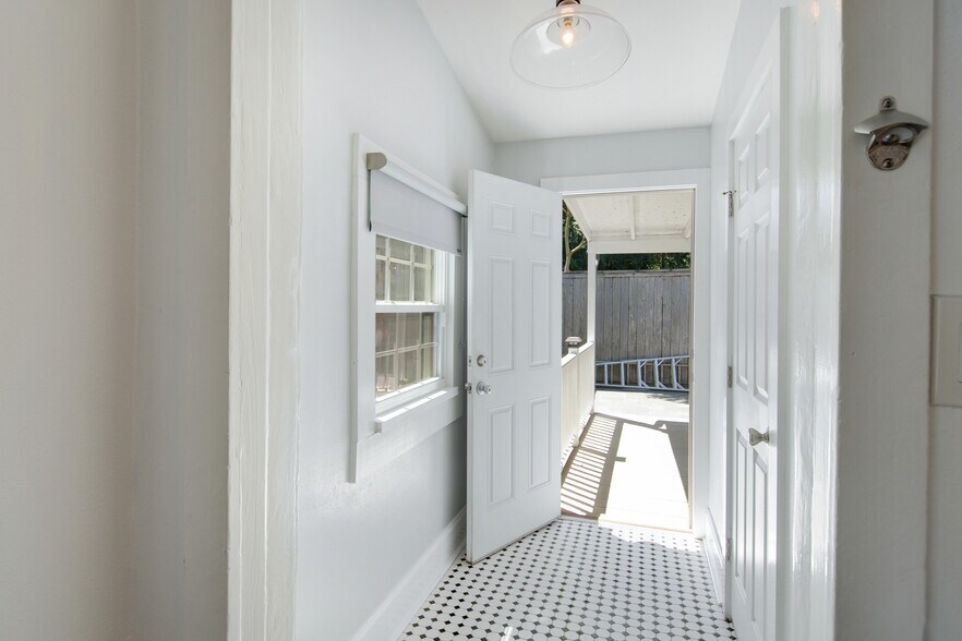 Building Photo - 3978 Annunciation St