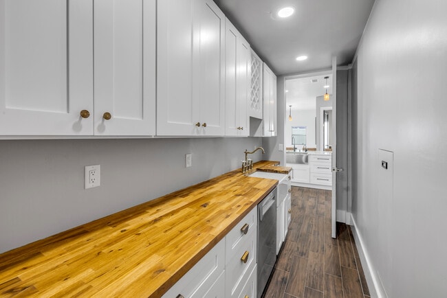 Building Photo - 1707 N Peninsula Ave