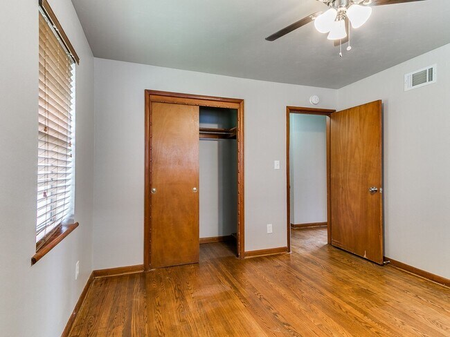 Building Photo - 721 E Bouse Dr