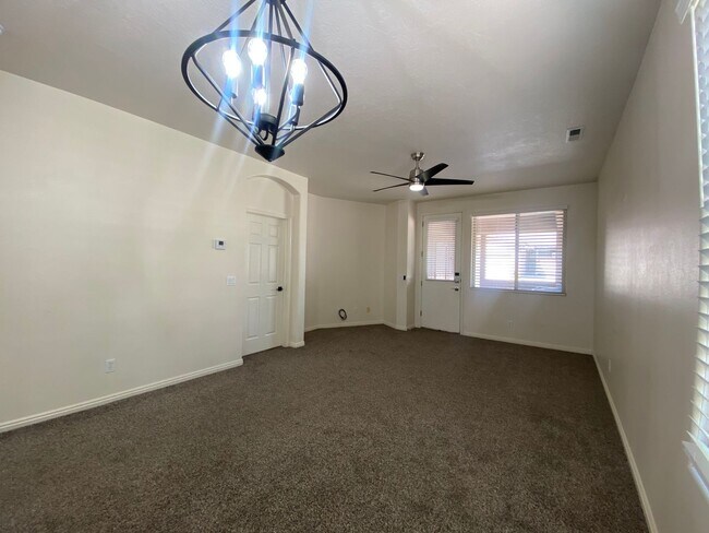 Building Photo - REMODELED TOWNHOME AVAILABLE FOR RENT