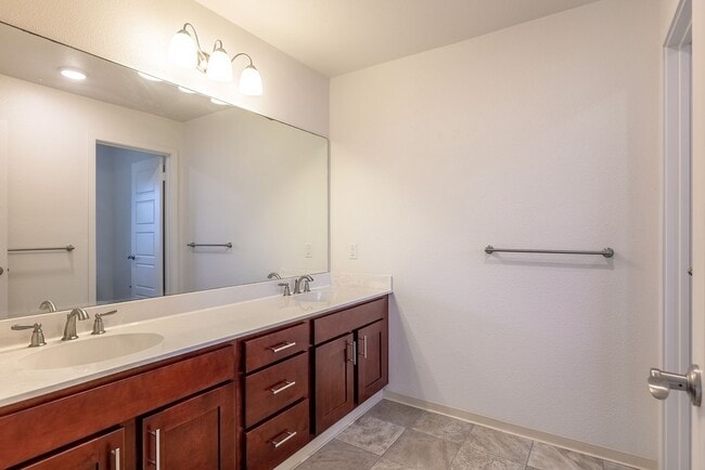 Building Photo - Stunning 3-bedroom and 2.5 Bath - Located ...