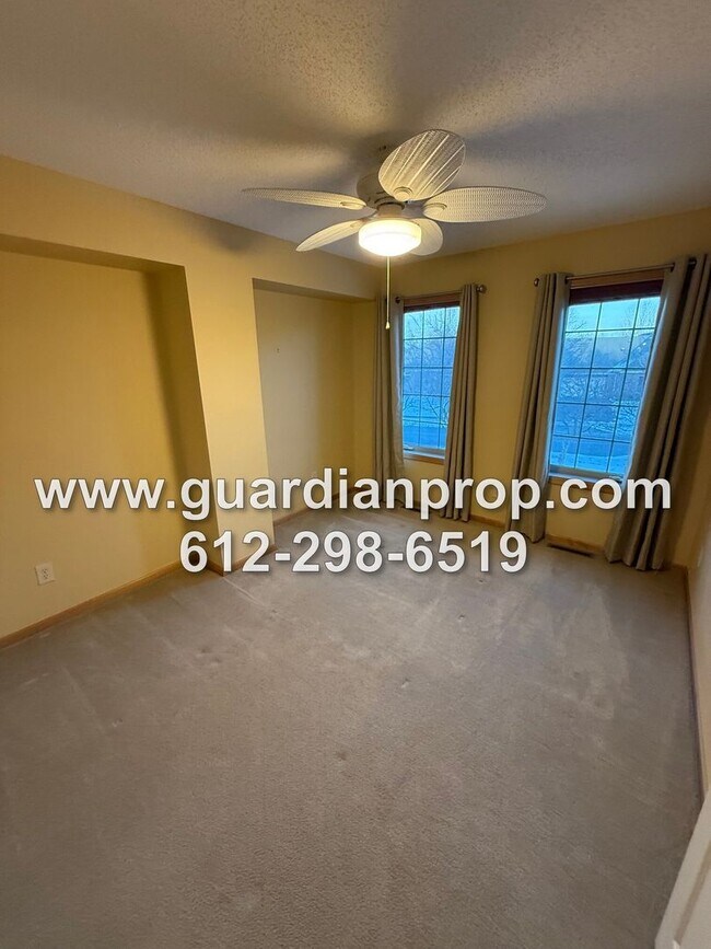 Building Photo - Townhouse in The Lakes of Blaine Area Available Now, Large Open Floor Plan, Loft Area, Front Patio