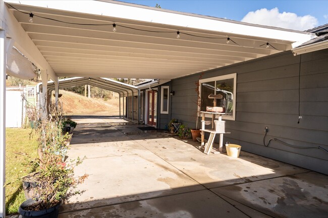 Building Photo - 36660 Serpa Canyon Rd