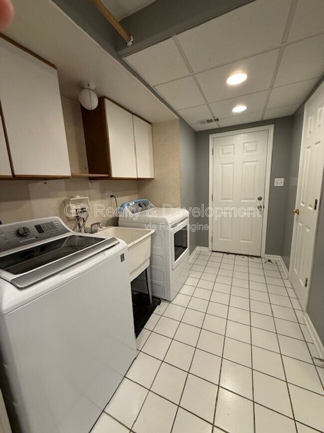 Building Photo - 609 Pinecroft Dr