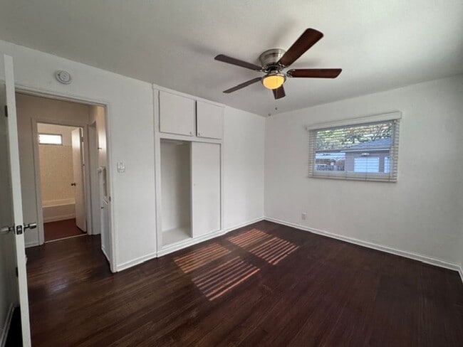 Building Photo - Charming North Long Beach Home