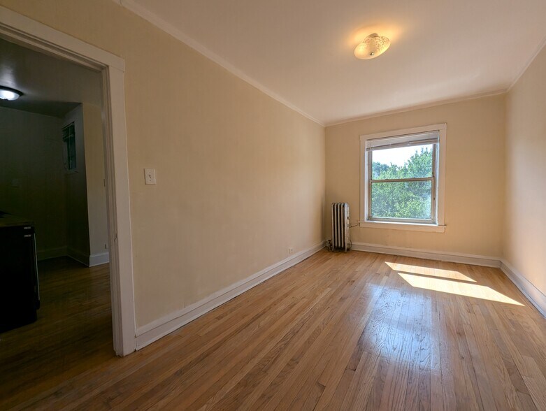 Building Photo - 2122 W Ainslie St