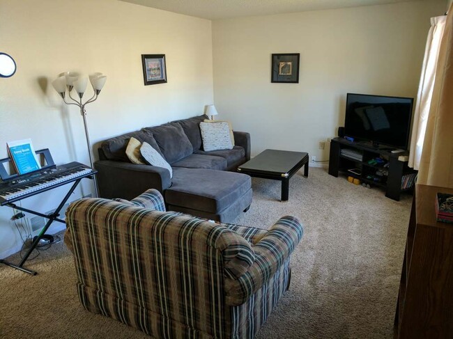 Building Photo - Quiet Norwalk house for rent