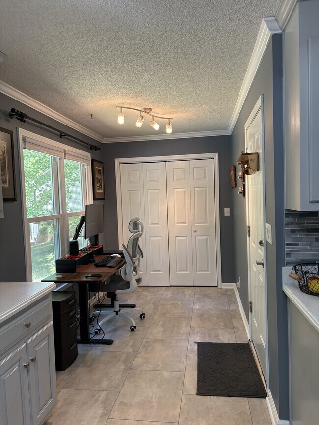 Building Photo - 321 N Valley View Dr