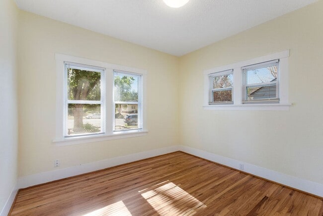 Building Photo - 2 Bedroom 1 Bath Duplex