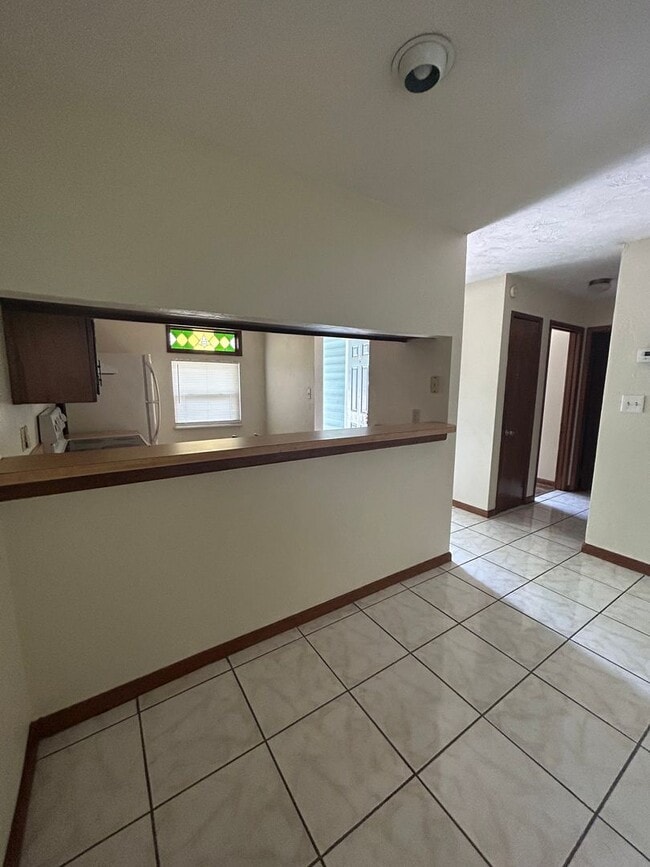 Building Photo - Large 2/2 flat, walking distance to Capita...