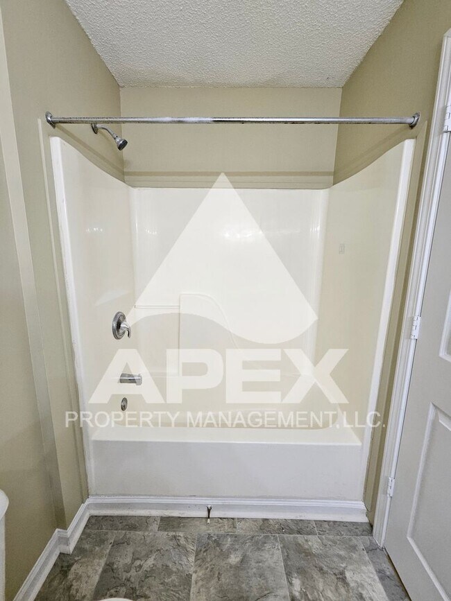 Building Photo - 3 Bd | 2 Ba Top Floor Condo in West Knoxville!