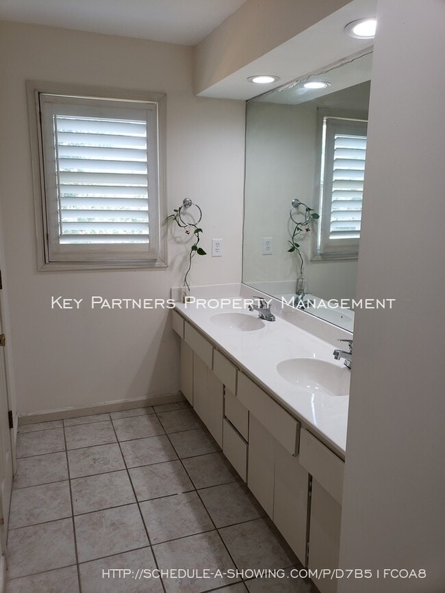Building Photo - 8620 W 117th - SPACIOUS and Updated!