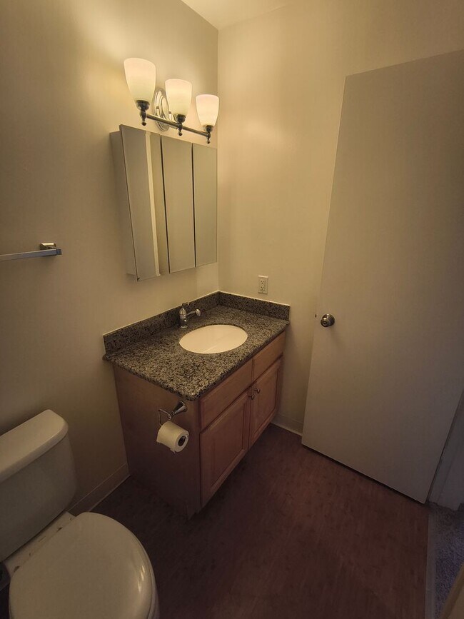 Building Photo - TOP FLOOR 1BD/1BATH Condo Available For Rent at the Watergate Community in Emeryville!!!!