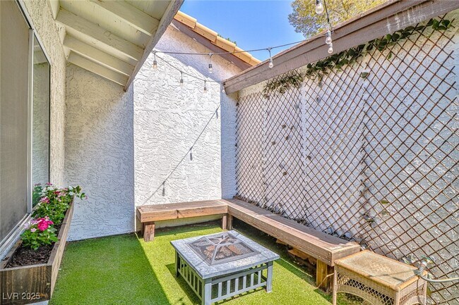 Building Photo - 4413 Live Oak Dr