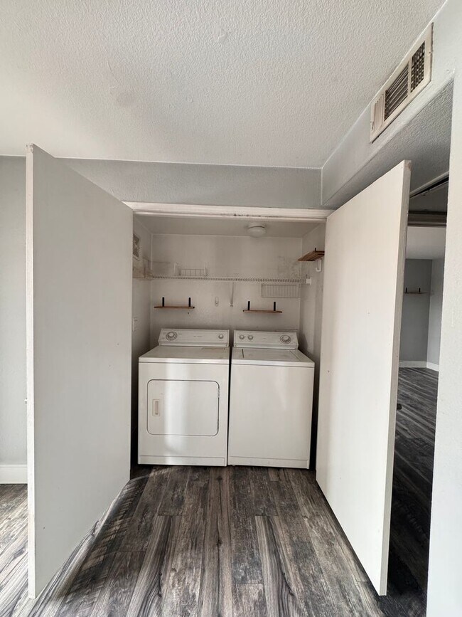 Building Photo - 2nd Floor 2 Bedroom Condo in Gated Community