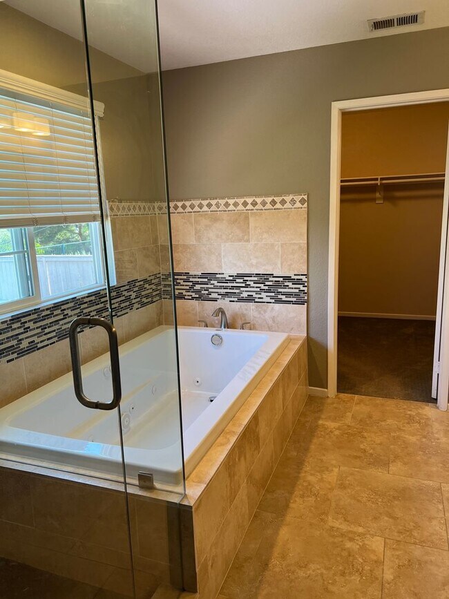 Building Photo - Elegant 3-Bedroom Home in Gated Vista Comm...