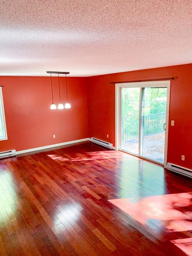 Building Photo - 3 Bedroom Condo Available for Aug. 1st