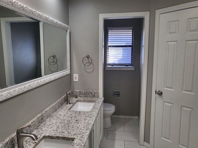 Building Photo - Charming 3bd 2 bth