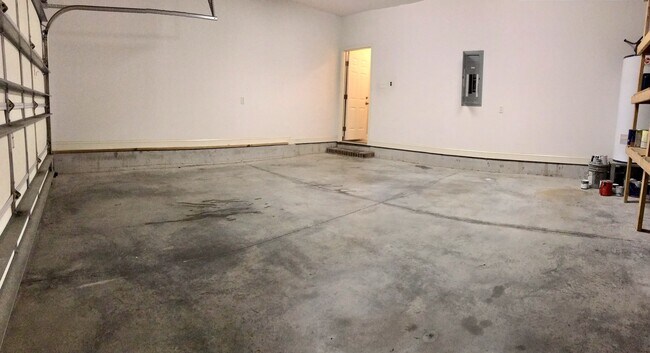 Building Photo - Rad in Raintree!