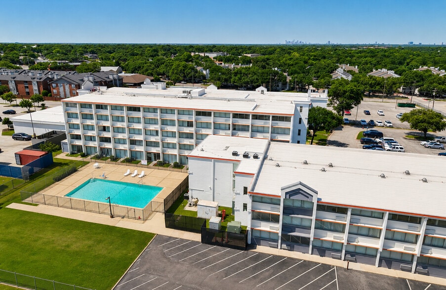 Building Photo - Siegel Select Dallas