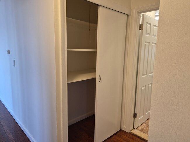 Building Photo - 27 Oakwood Dr