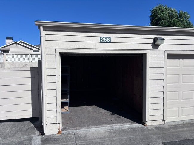 Building Photo - $1900.00-Remodeled 2 Bed 2 Bath, Condo in Glen Cove,(Vallejo) - Downstairs Unit
