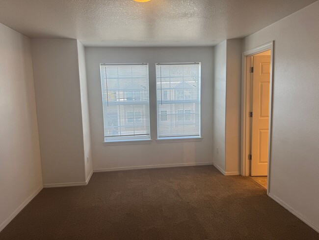 Building Photo - 3 Bed, 2 Bath Townhouse Available!