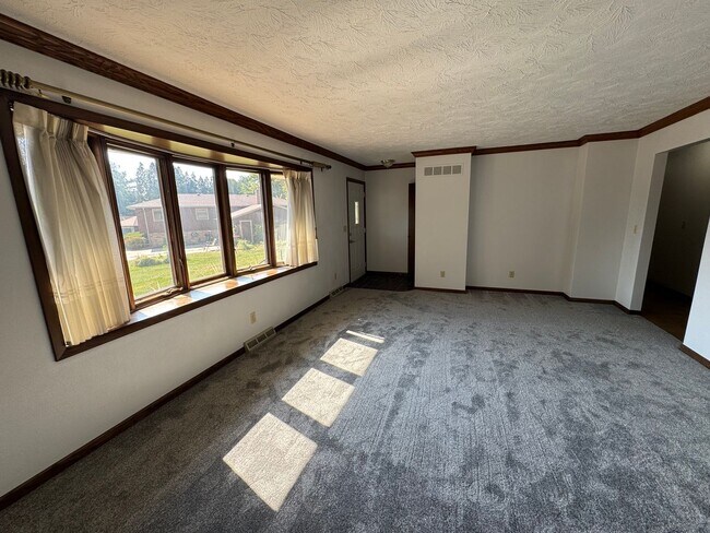 Building Photo - 3 bedroom 2 bath home with a bonus room in Davenport