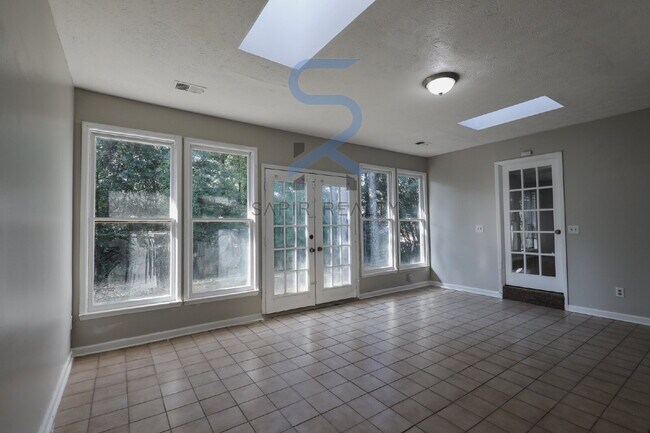 Building Photo - Move in before October 15th and get a $250...