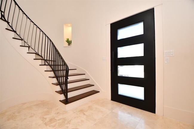 Building Photo - 3203 Blue Bonnet Blvd